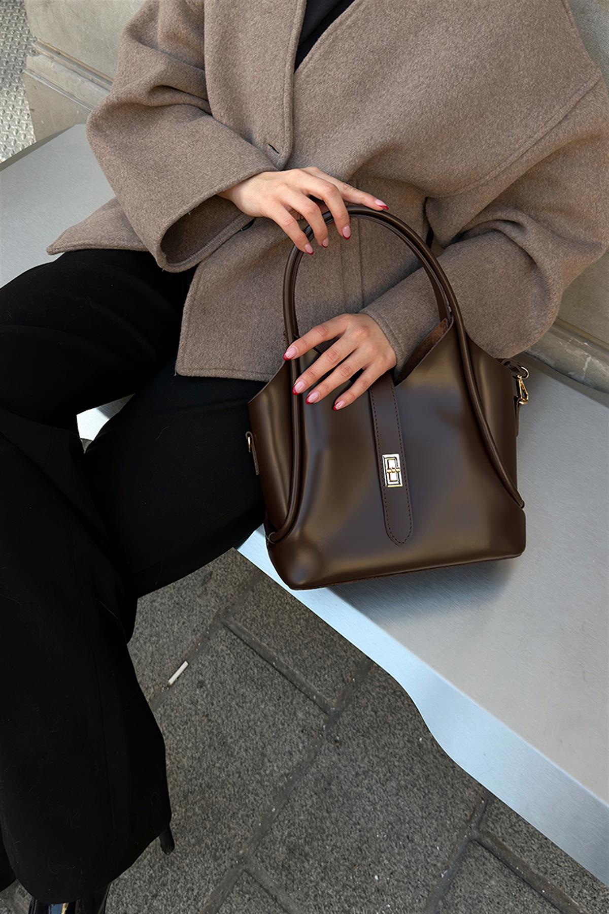 Cindy Brown + Purse - Image 4